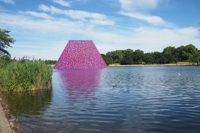 Built structure in lake against sky