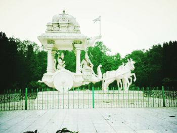 Statue against sky