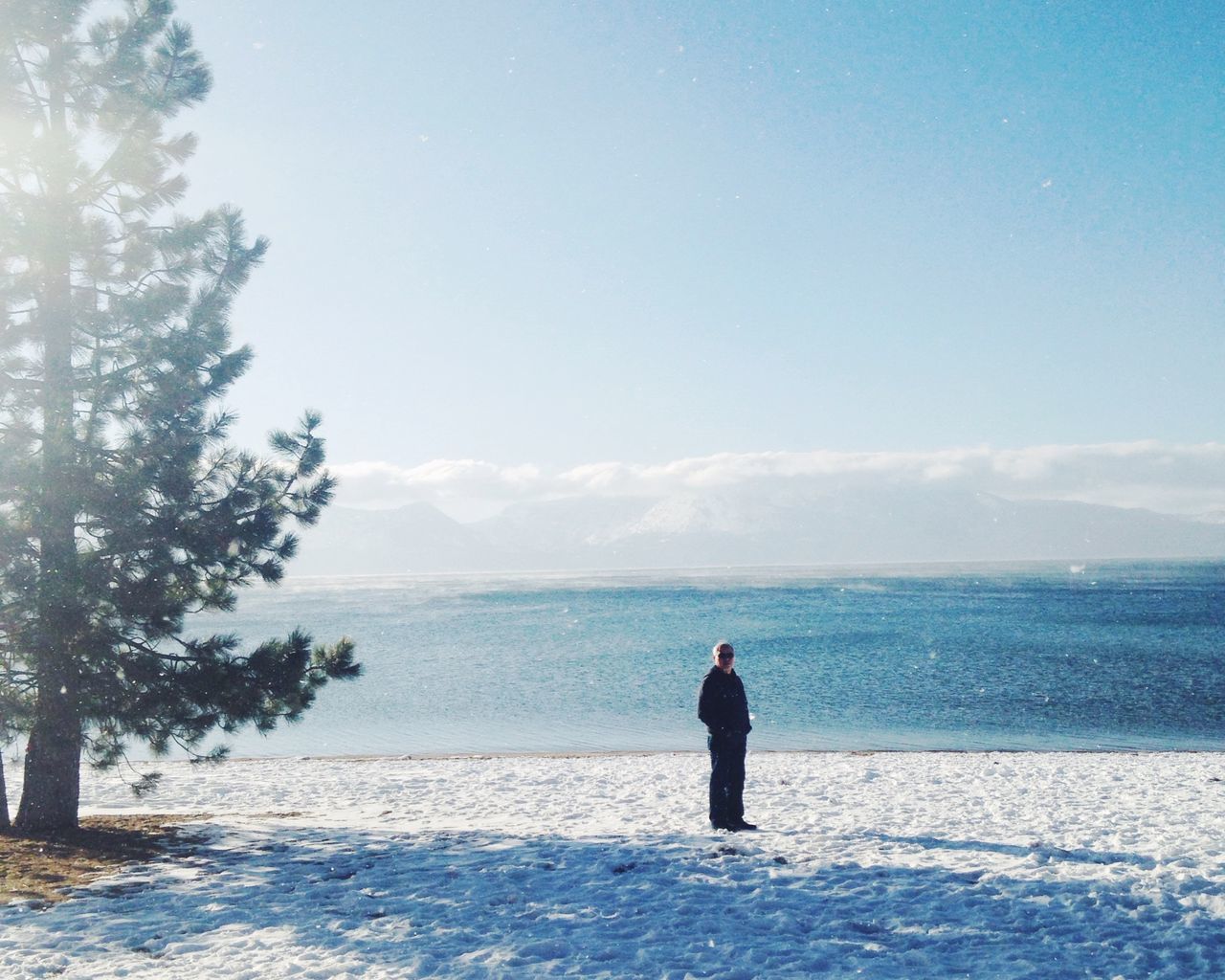 sea, water, horizon over water, tranquil scene, rear view, tranquility, scenics, sky, beauty in nature, standing, nature, full length, idyllic, solitude, leisure activity, beach, lifestyles, shore