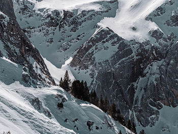 Snow covered winter alpine scenery. snow and ice on the high glacier ridges of the swiss alps. 