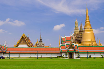 Exterior of wat phra kaeo against sky