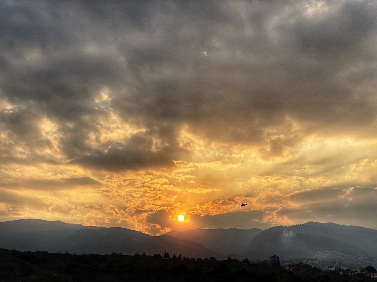 SCENIC VIEW OF SILHOUETTE MOUNTAIN AGAINST SKY AT SUNSET