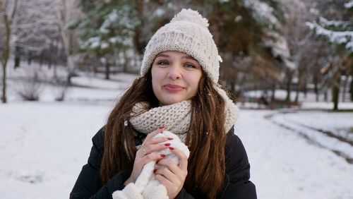 Happy woman walks in the winter park