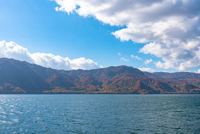 Lake towada utumn foliage scenery. towada-hachimantai national park in tohoku region. aomori, japan.