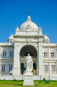 Statue of historic building against blue sky