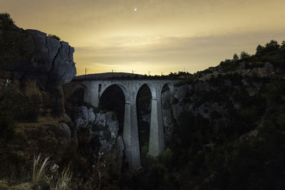 Arch bridge against sky