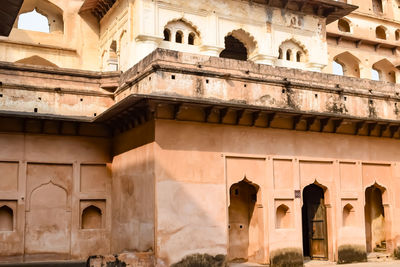 Beautiful view of orchha palace fort, raja mahal and chaturbhuj temple from jahangir mahal, orchha