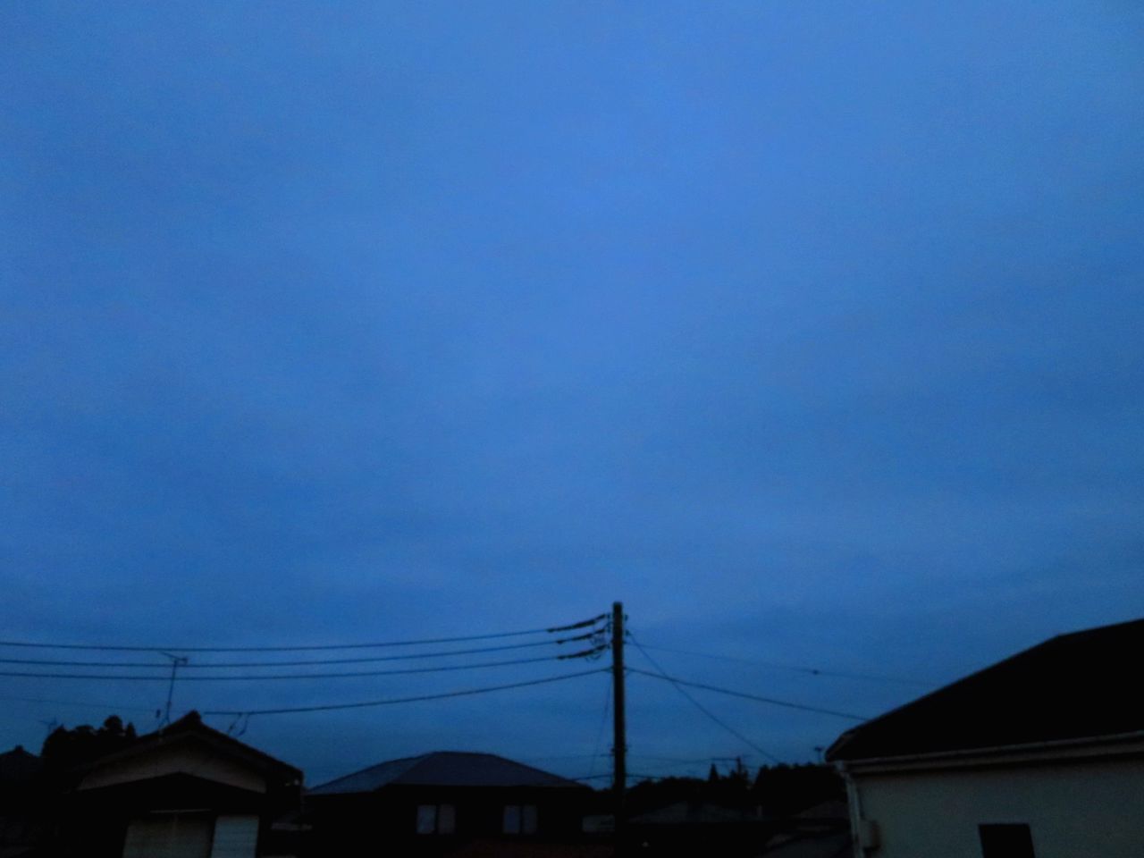 LOW ANGLE VIEW OF SILHOUETTE HOUSES AGAINST SKY