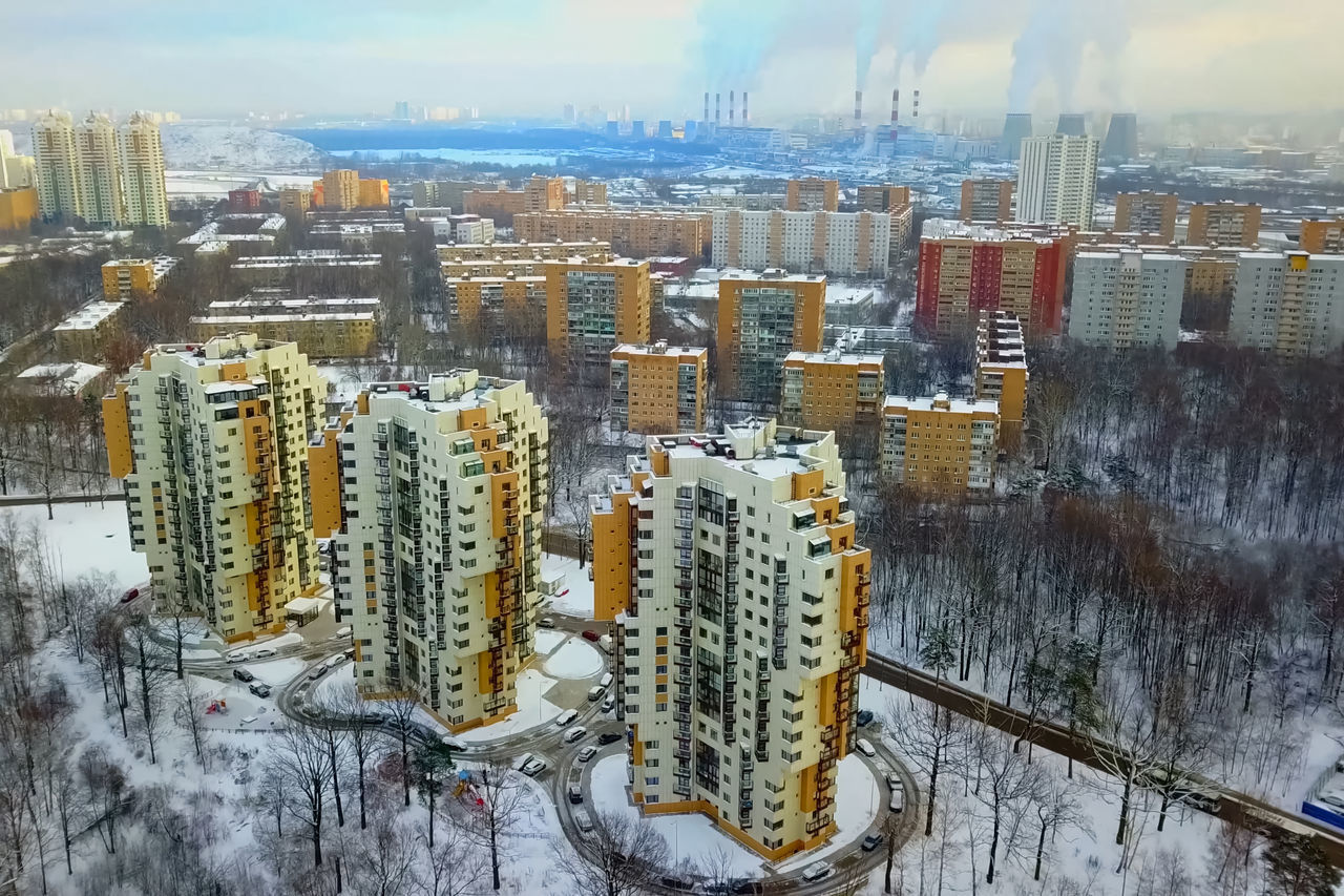 HIGH ANGLE VIEW OF BUILDINGS AGAINST SKY IN CITY