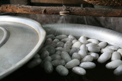 Water flowing on food in container