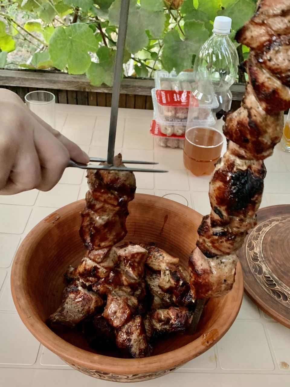 CLOSE-UP OF HAND HOLDING FOOD