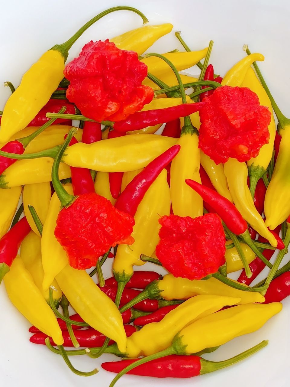 HIGH ANGLE VIEW OF CHOPPED FRUITS AND VEGETABLES ON TABLE