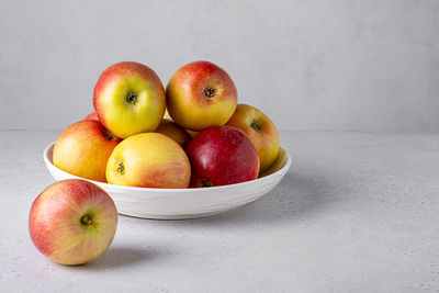 Close-up of apples in bowl on table