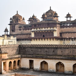 Beautiful view of orchha palace fort, raja mahal and chaturbhuj temple from jahangir mahal, orchha