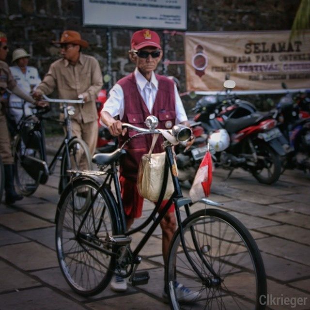 bicycle, mode of transport, transportation, land vehicle, riding, stationary, street, parked, parking, travel, lifestyles, men, cycling, motorcycle, city life, leisure activity, city, side view