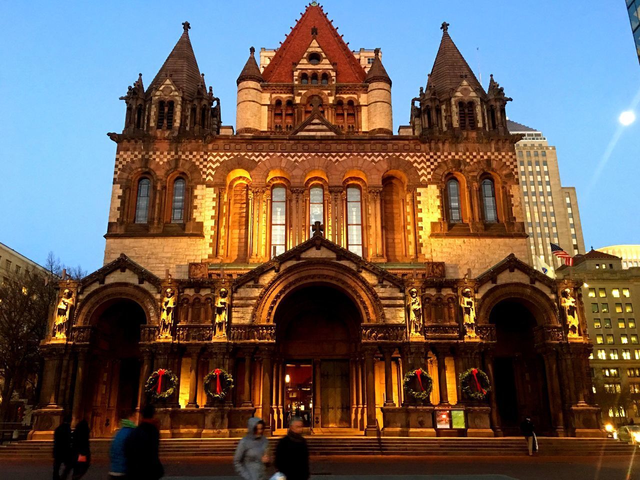 GROUP OF PEOPLE IN FRONT OF HISTORIC BUILDING