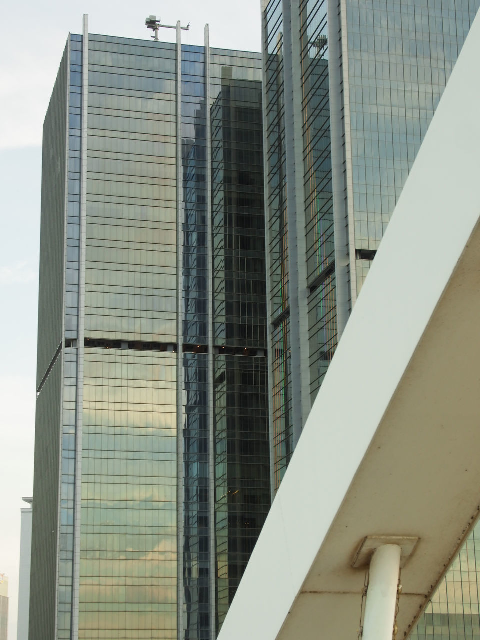 LOW ANGLE VIEW OF MODERN BUILDING
