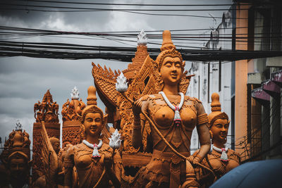 Statue against sky