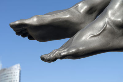 statue