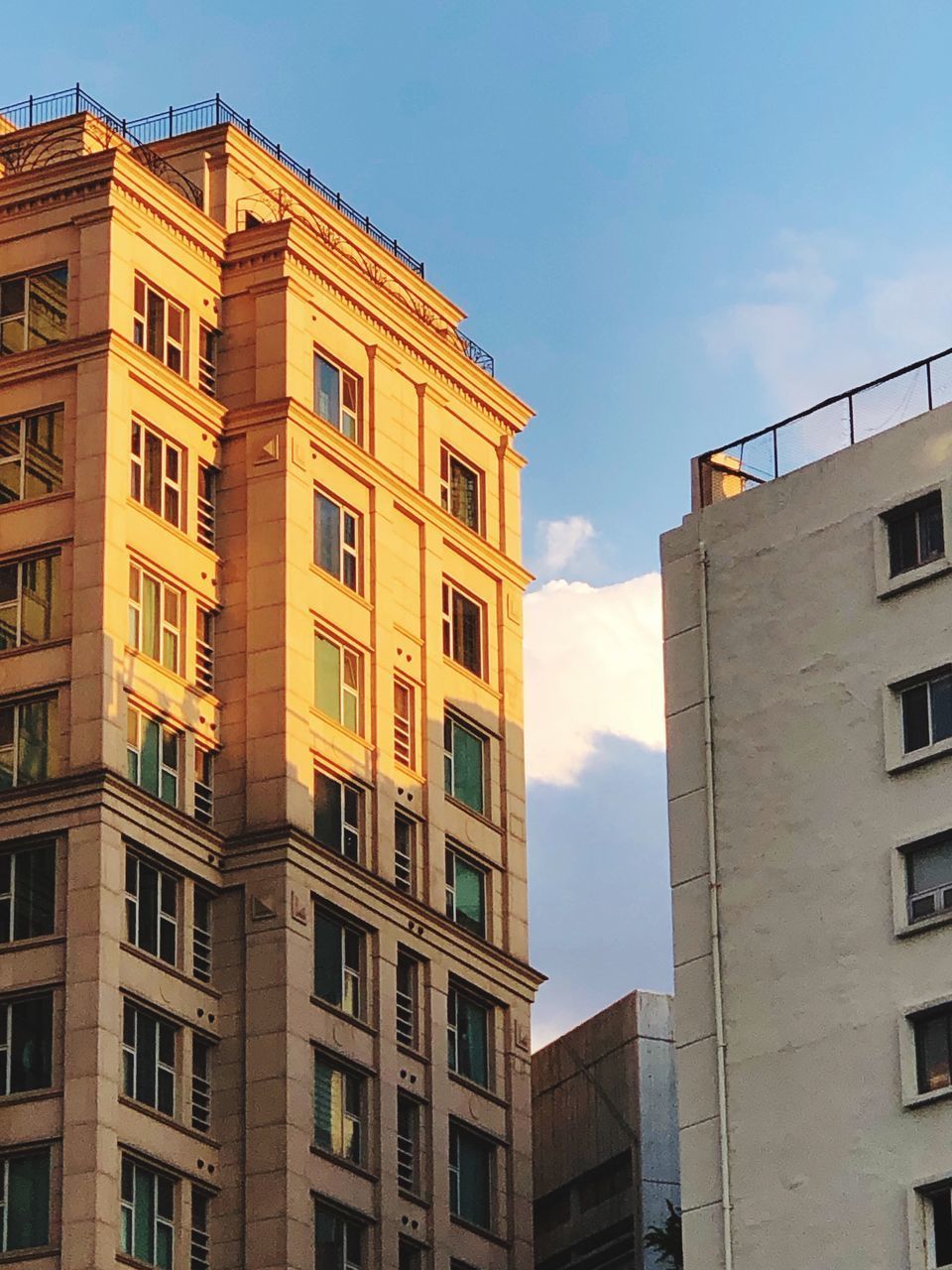 LOW ANGLE VIEW OF RESIDENTIAL BUILDINGS AGAINST SKY