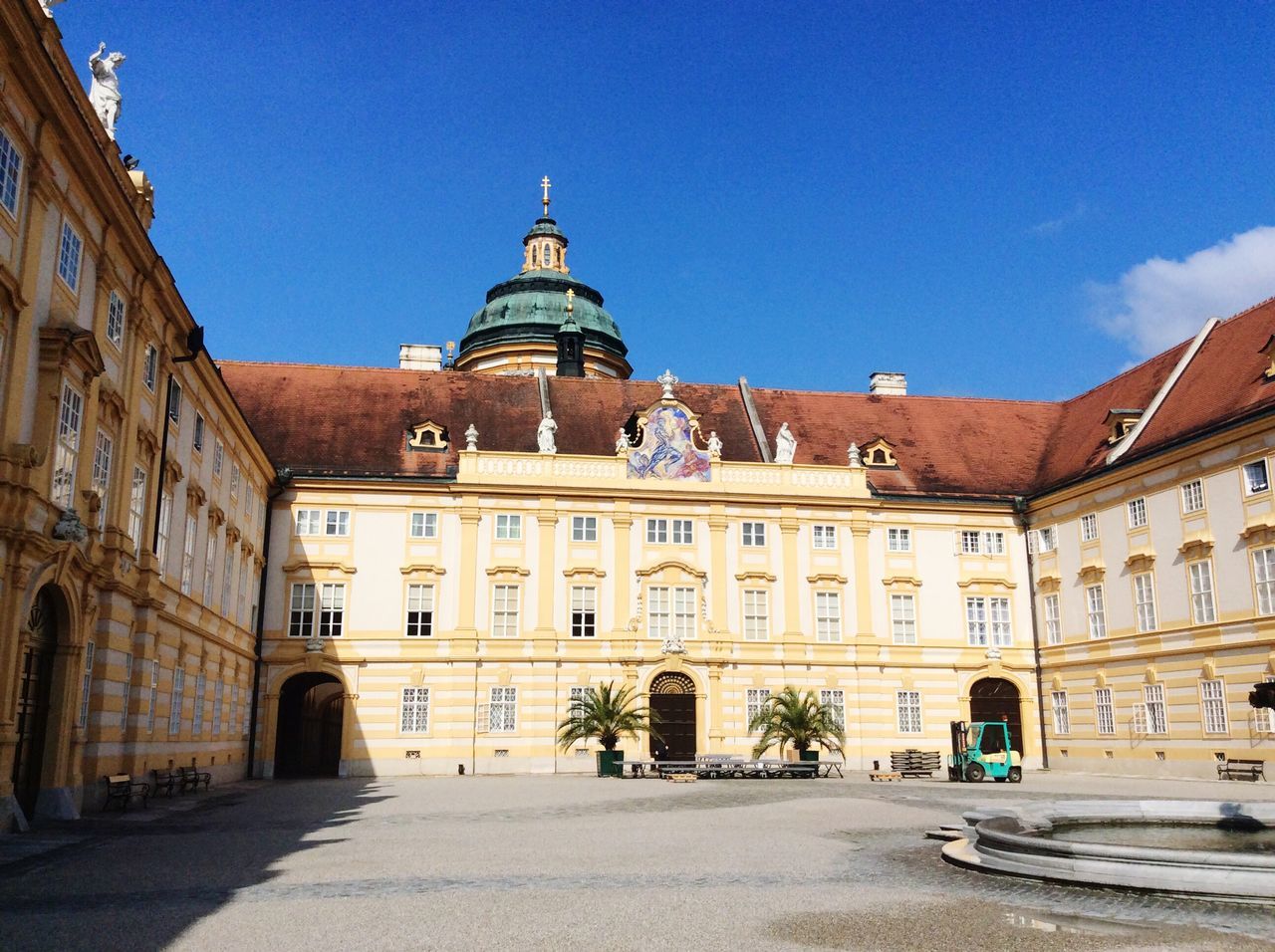 LOW ANGLE VIEW OF BUILDINGS AGAINST CLEAR SKY