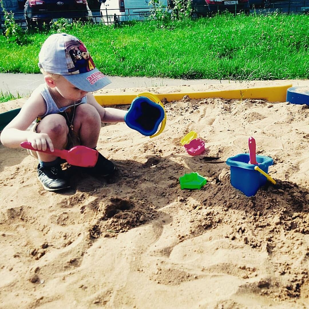 HIGH ANGLE VIEW OF CHILD ON SAND