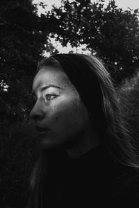 Close-up of thoughtful young woman looking away