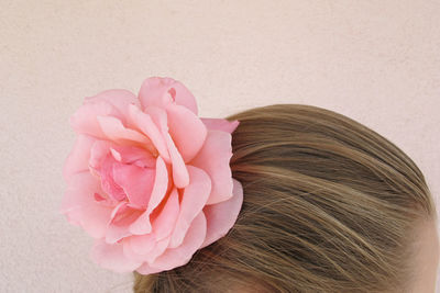 Detail shot of woman with flower on hair