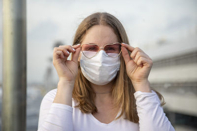 Portrait of woman wearing sunglasses outdoors