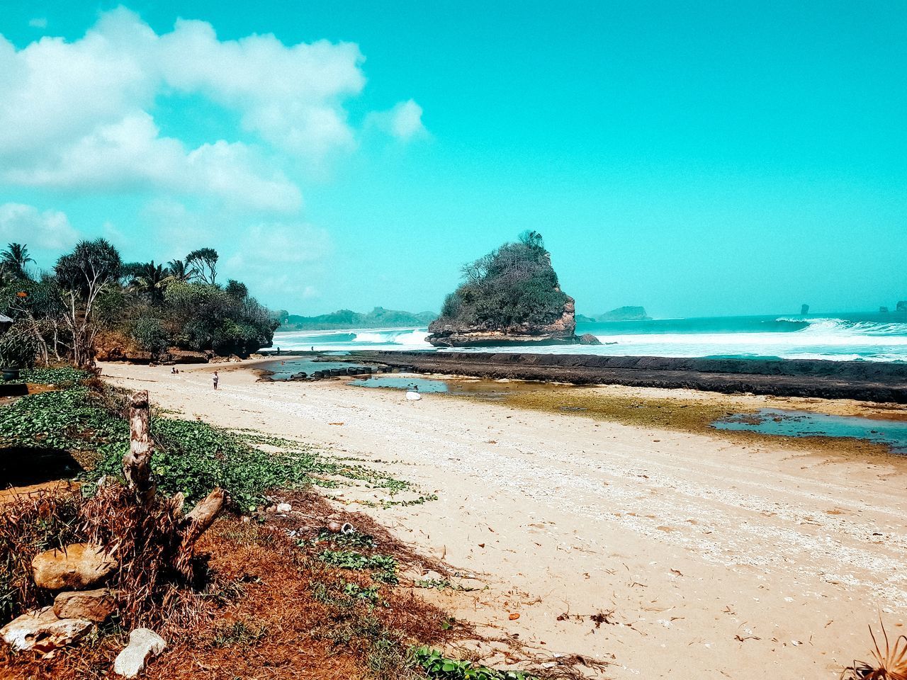 PANORAMIC SHOT OF BEACH AGAINST SKY