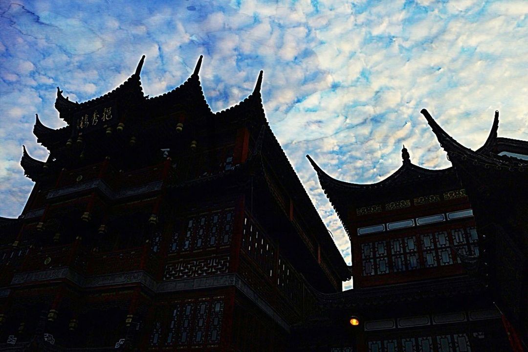 architecture, building exterior, built structure, low angle view, sky, place of worship, religion, building, window, spirituality, church, cloud - sky, outdoors, no people, history, high section, day, cloud, facade, exterior