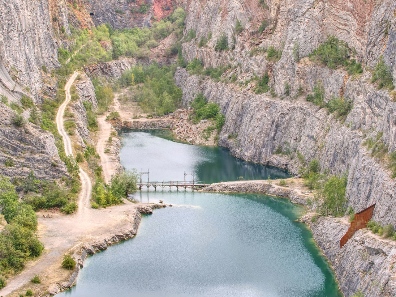 SCENIC VIEW OF RIVER AGAINST MOUNTAINS