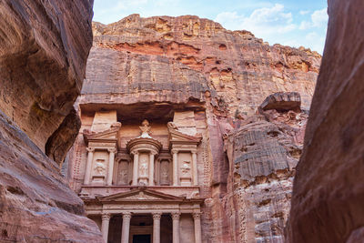 Al khazneh - the treasury, ancient city of petra, jordan