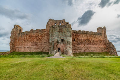 Old ruin building against sky