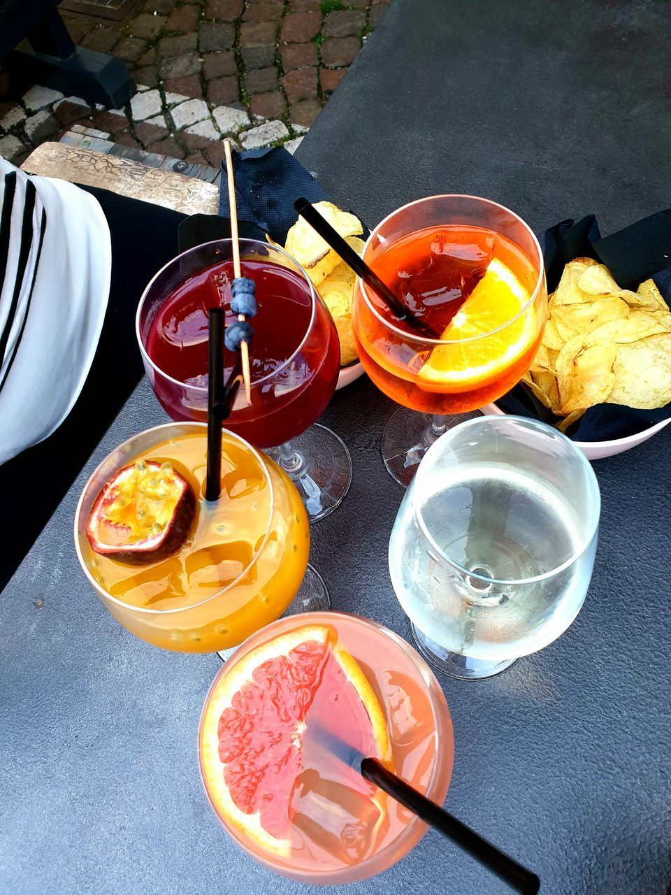 HIGH ANGLE VIEW OF ORANGE AND DRINK ON TABLE