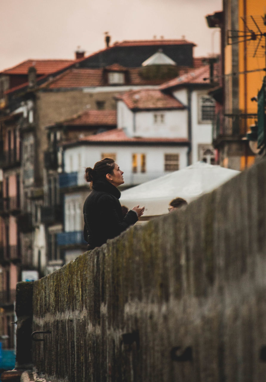 architecture, built structure, building exterior, real people, one person, outdoors, standing, lifestyles, day, city, sky, people