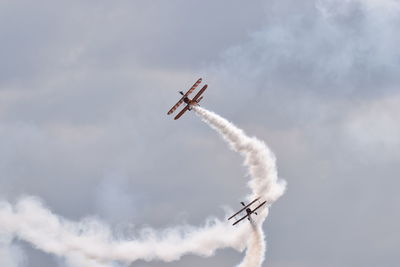 Wing walker tail chase