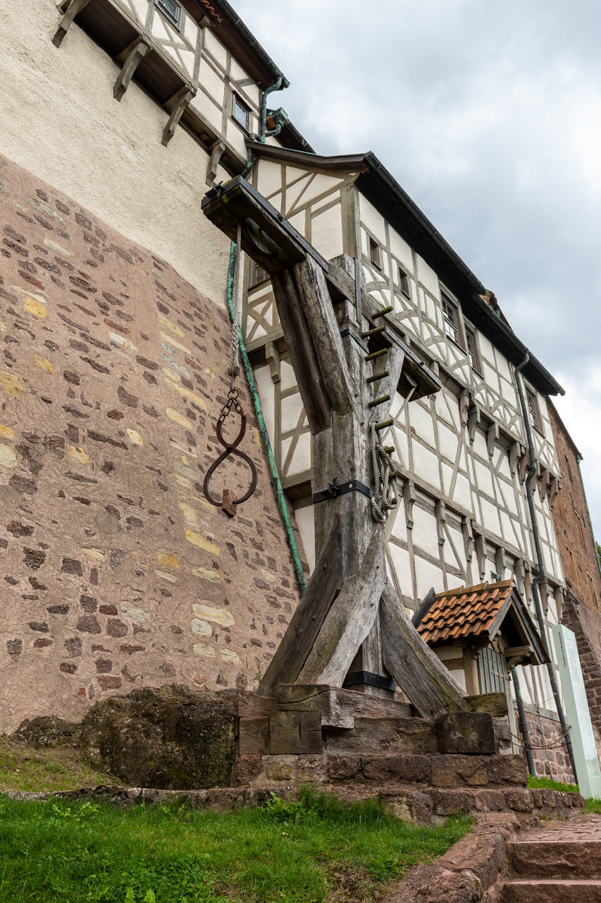 LOW ANGLE VIEW OF OLD BUILDING AGAINST CLOUDY SKY