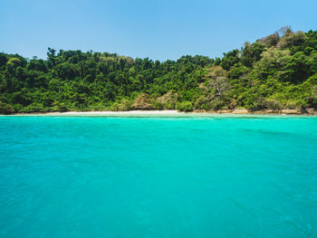 Ko rang island. peaceful white sand beach and turquoise water. mu koh chang national park, thailand.