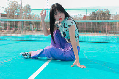 Young woman sitting in tennis courts