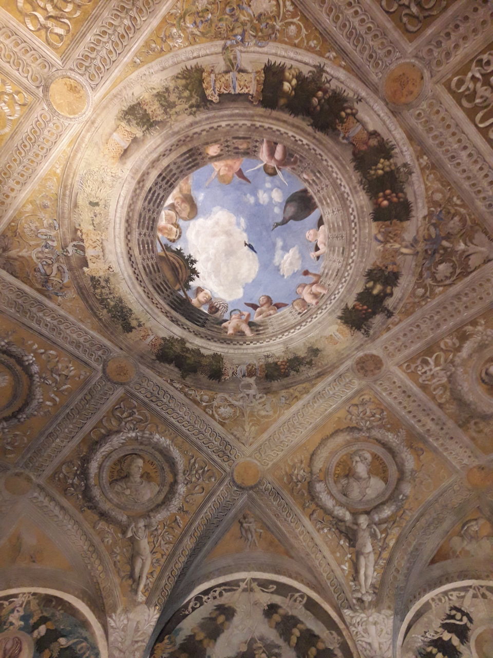 LOW ANGLE VIEW OF ORNATE CEILING IN A BUILDING