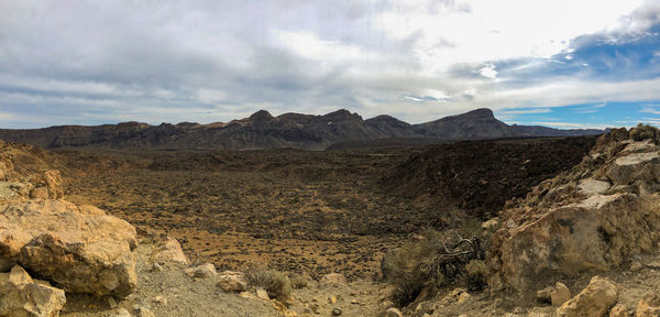 Landscape shot with the smartphone. parque nacional del teide - teide nationalpark