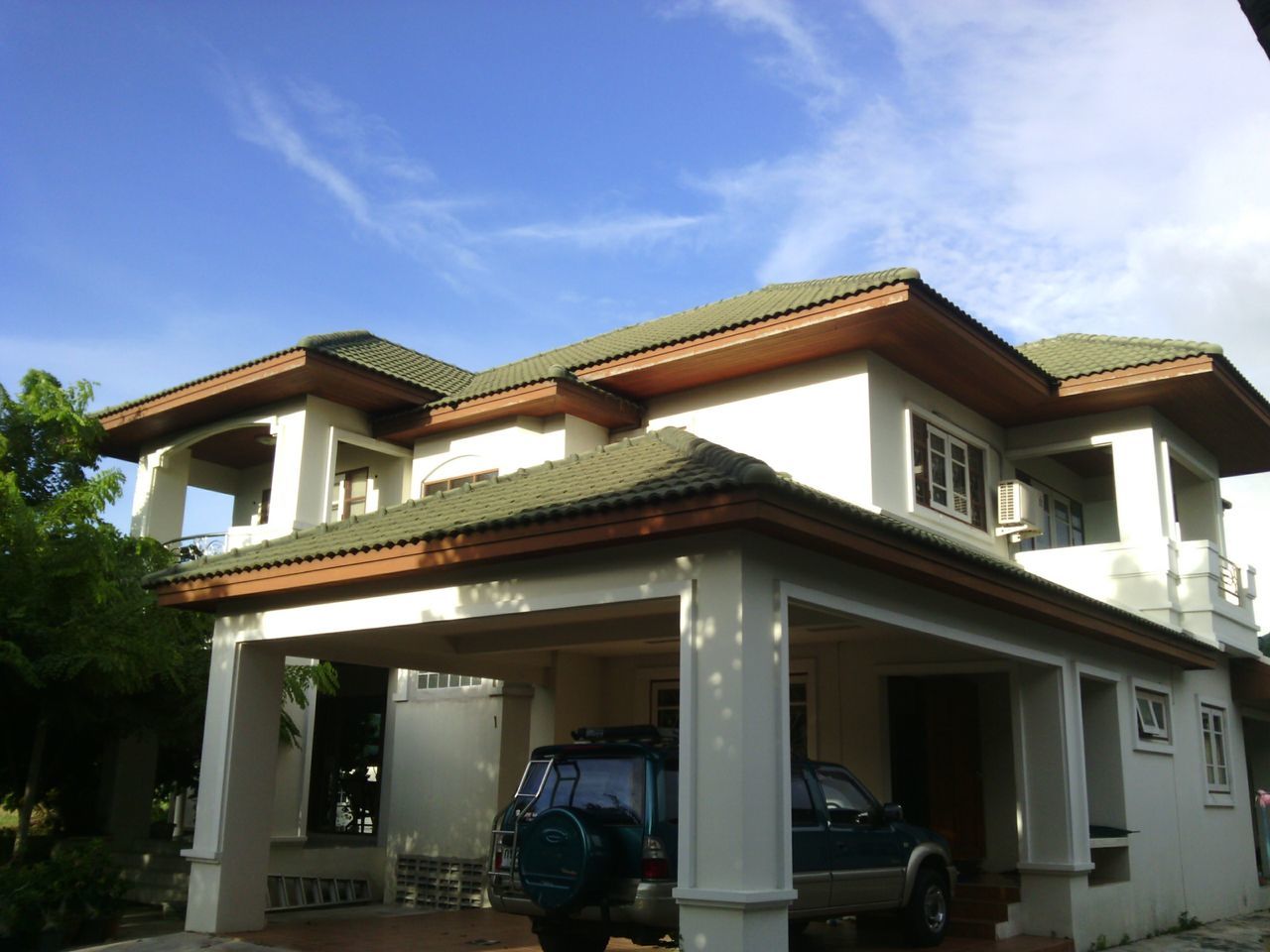 architecture, building exterior, built structure, sky, window, cloud - sky, residential structure, house, residential building, cloud, building, facade, balcony, low angle view, outdoors, day, city, tree