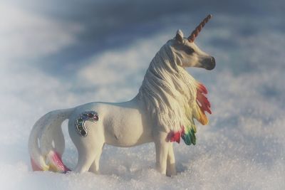 Statue of horse against sky