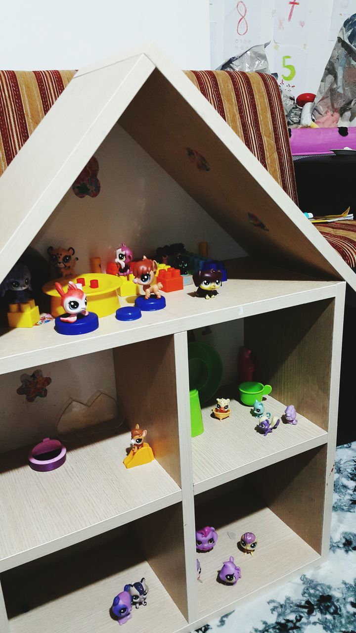 table, indoors, toy, shelf, box - container, variation, no people, education, day, cardboard box, model - object, close-up