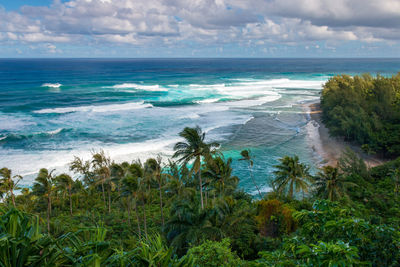 Scenic view at kee beach on the hawaiian island of kauai seen from kalalau hiking trail, usa against 