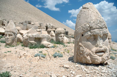 Giant god heads, mount nemrut, turkey. ancient stone statues representing  mythological figures