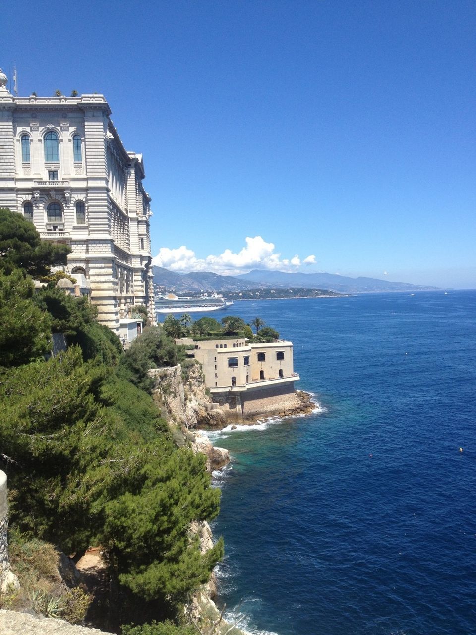 architecture, building exterior, built structure, water, sea, blue, waterfront, sky, clear sky, tree, house, copy space, day, building, residential structure, nature, horizon over water, outdoors, residential building, castle