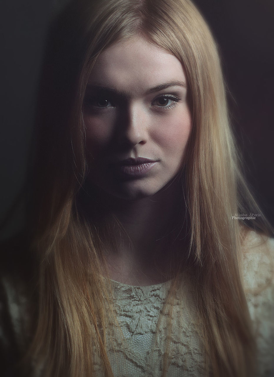 young adult, young women, portrait, looking at camera, headshot, person, long hair, lifestyles, front view, close-up, leisure activity, human face, beauty, indoors, contemplation, head and shoulders, serious