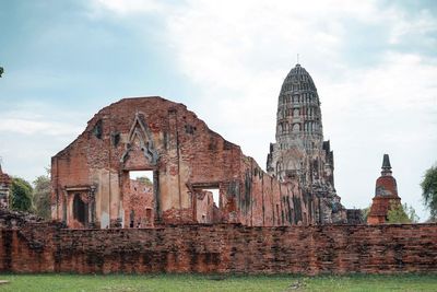 Old ruins of building against sky